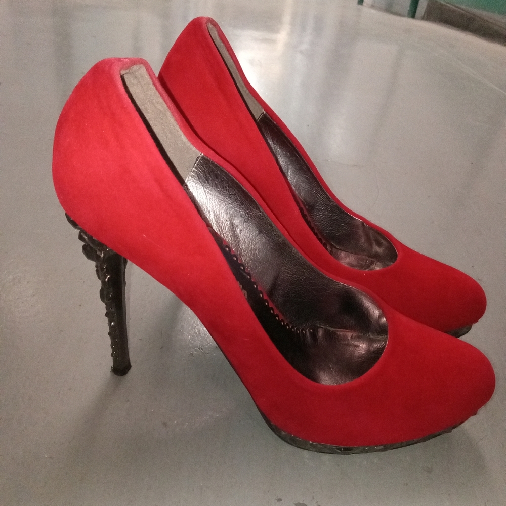 1 pr red pumps
